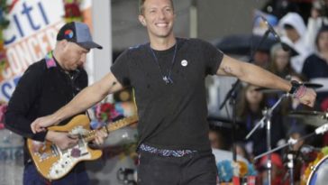 Chris Martin pays tribute to George Michael during homeless shelter performance