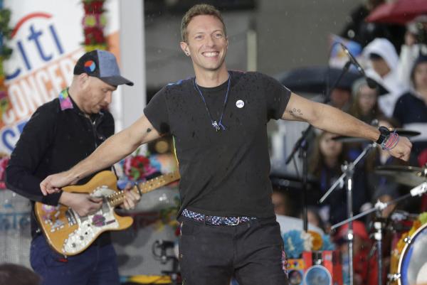 Chris Martin pays tribute to George Michael during homeless shelter performance