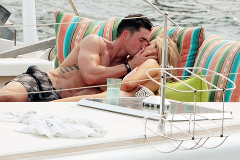 josh-murray-amanda-stanton-kissing